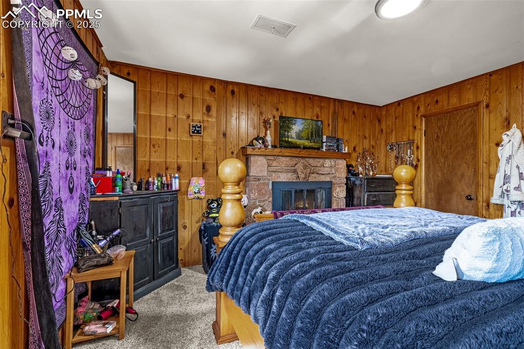 Image 22 of 32: Bedroom