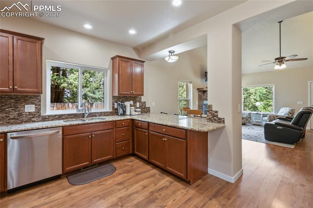 Image 19 of 41: Kitchen