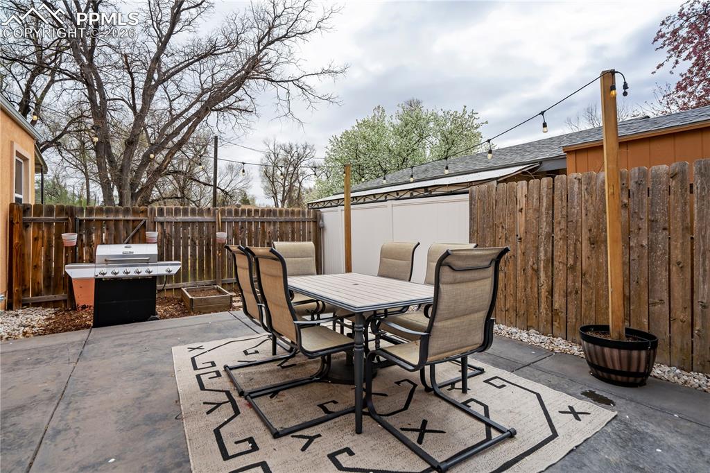 Image 14 of 43: Kitchen