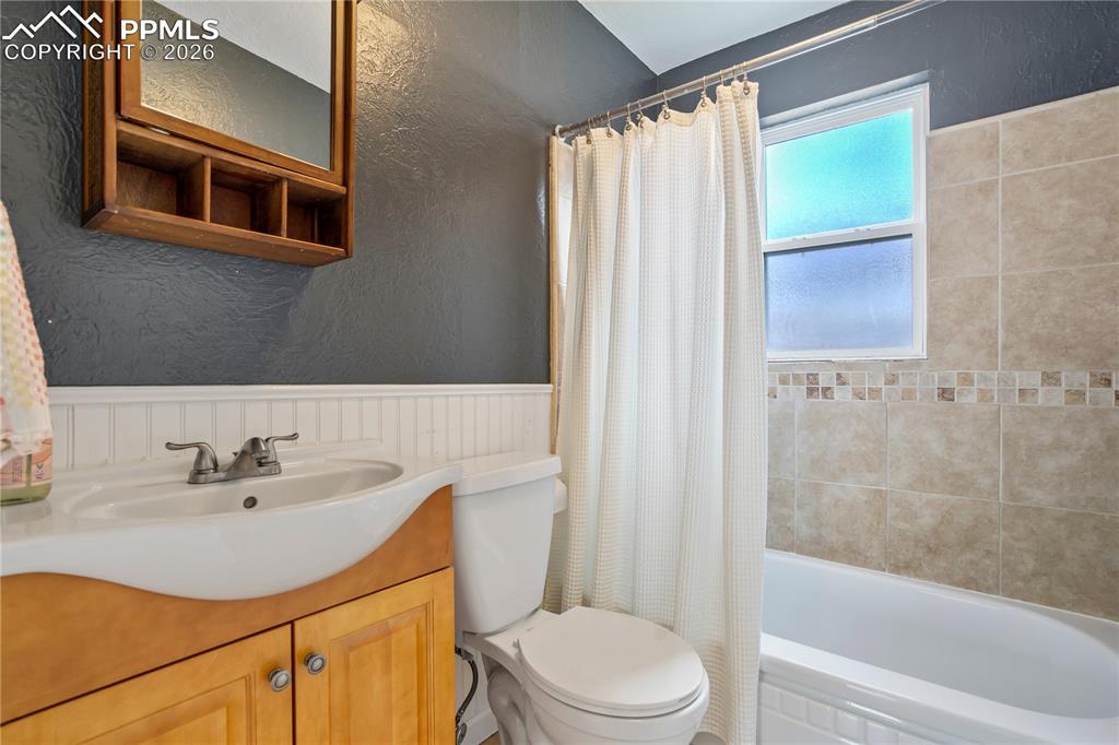 Image 22 of 43: Bathroom