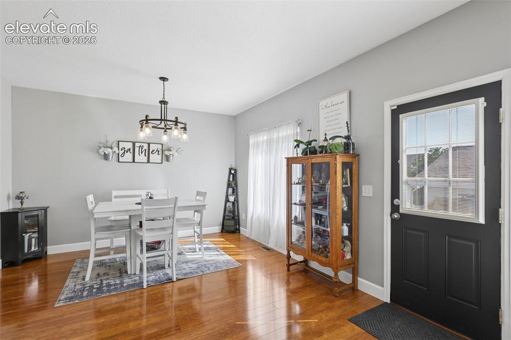 Image 9 of 35: Dining Area