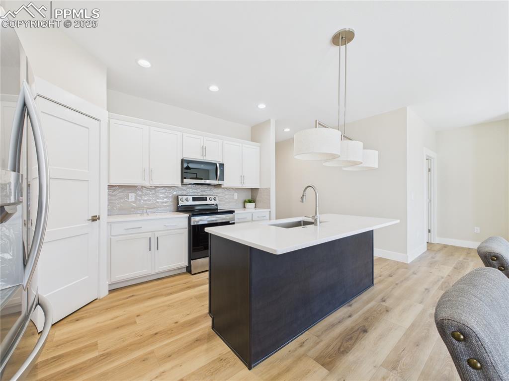 Image 15 of 39: Kitchen