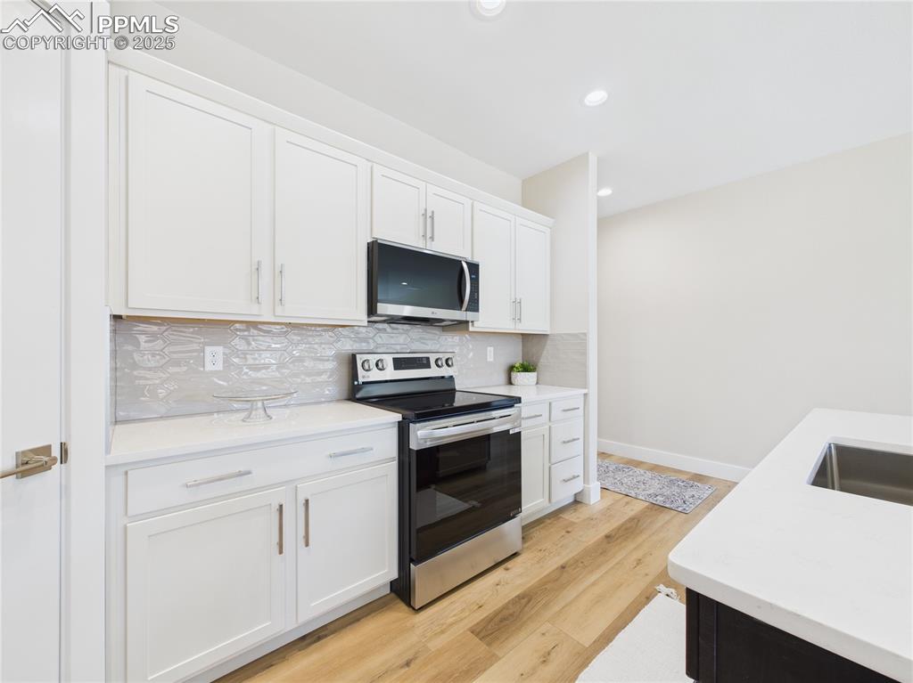 Image 16 of 39: Kitchen