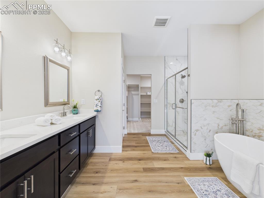 Image 29 of 39: Bathroom