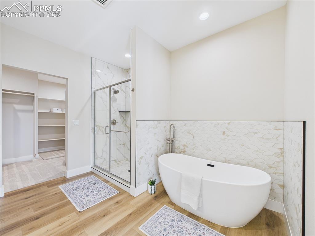 Image 30 of 39: Bathroom