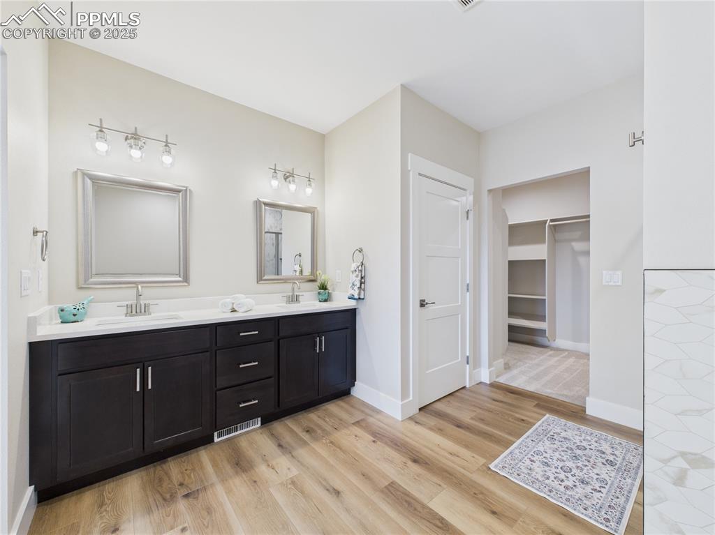 Image 31 of 39: Bathroom