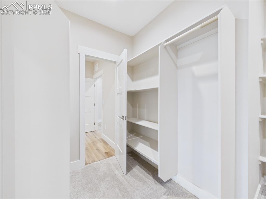 Image 35 of 39: Closet