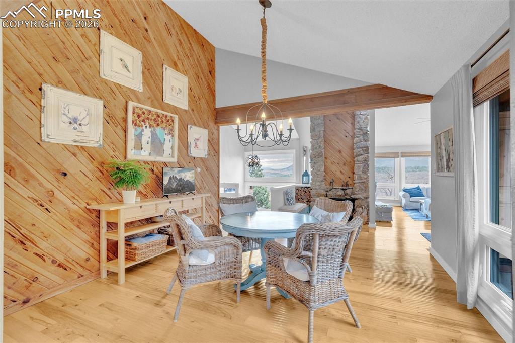 Image 14 of 50: Dining Area