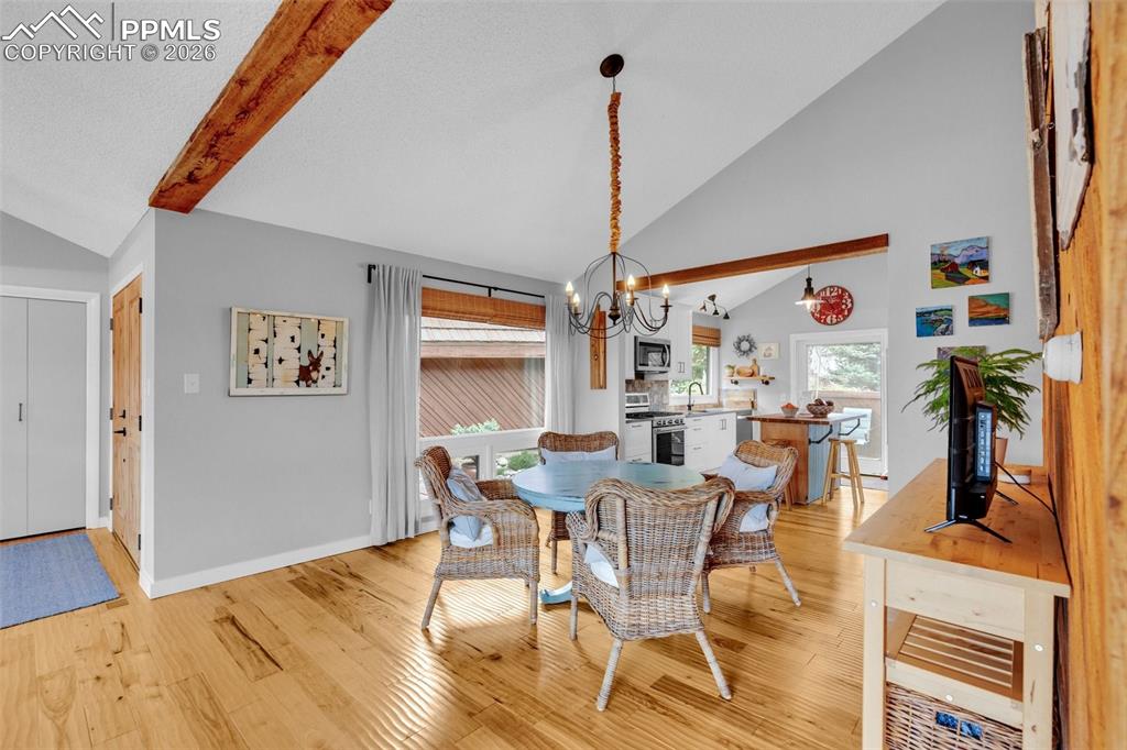 Image 15 of 50: Dining Area