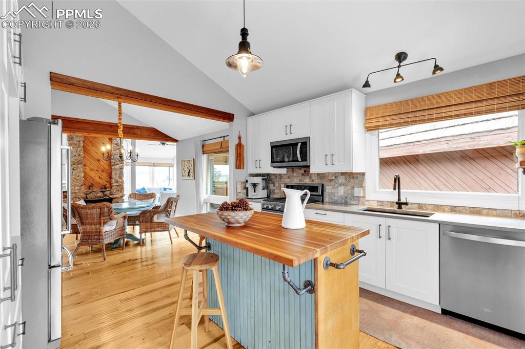 Image 16 of 50: Kitchen