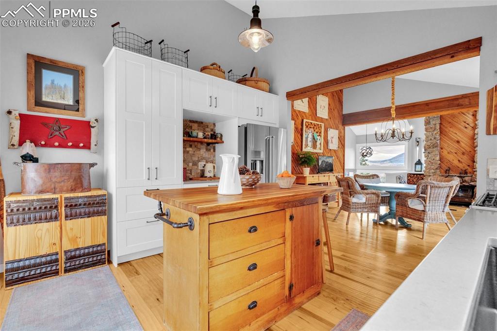 Image 17 of 50: Kitchen