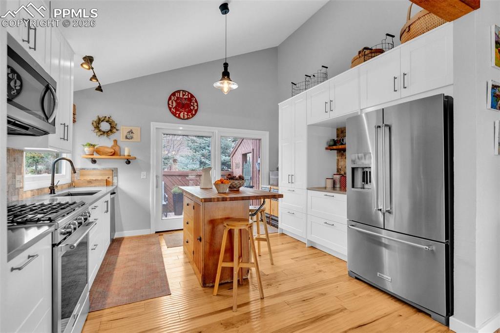 Image 18 of 50: Kitchen