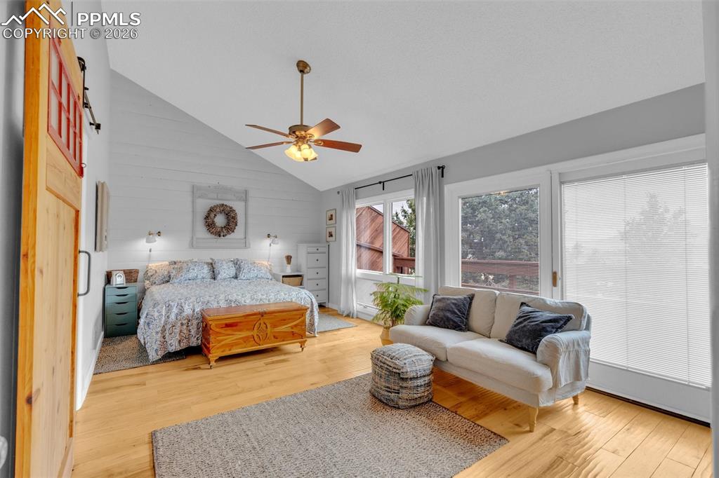 Image 20 of 50: Bedroom