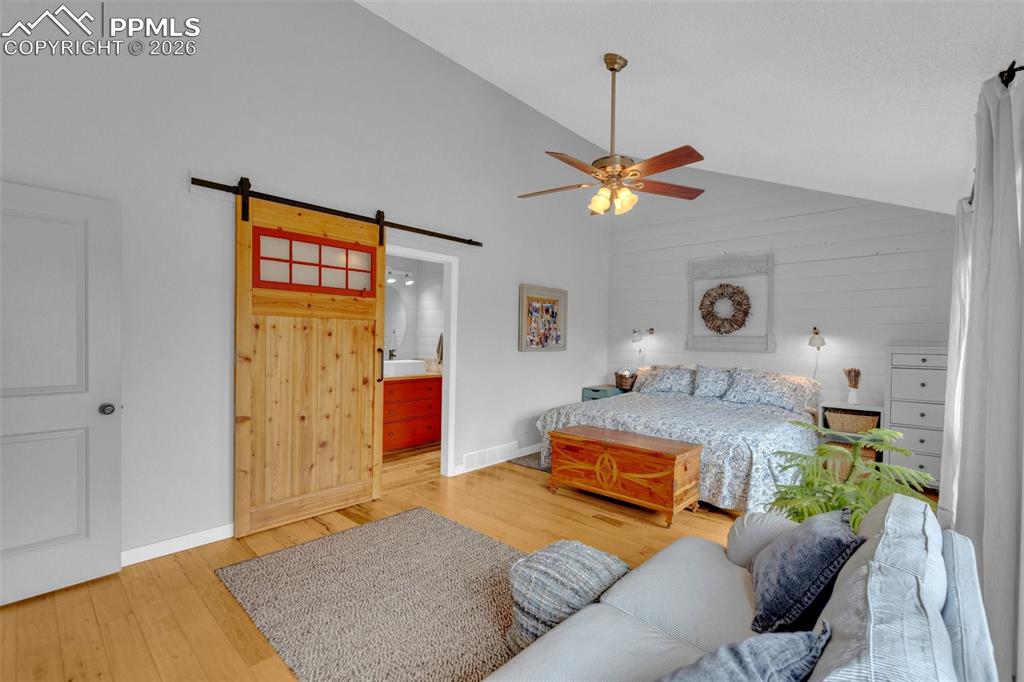 Image 21 of 50: Bedroom