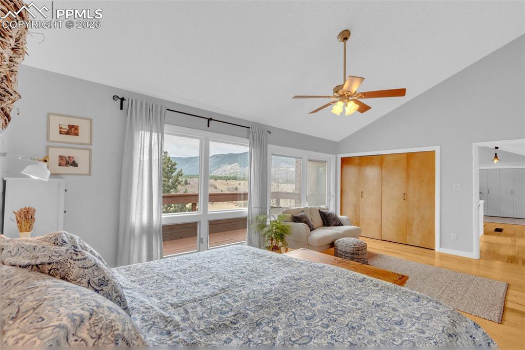 Image 22 of 50: Bedroom