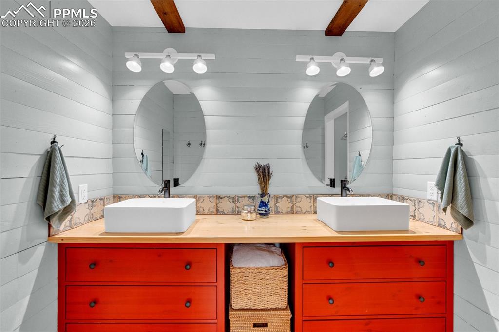 Image 24 of 50: Bathroom