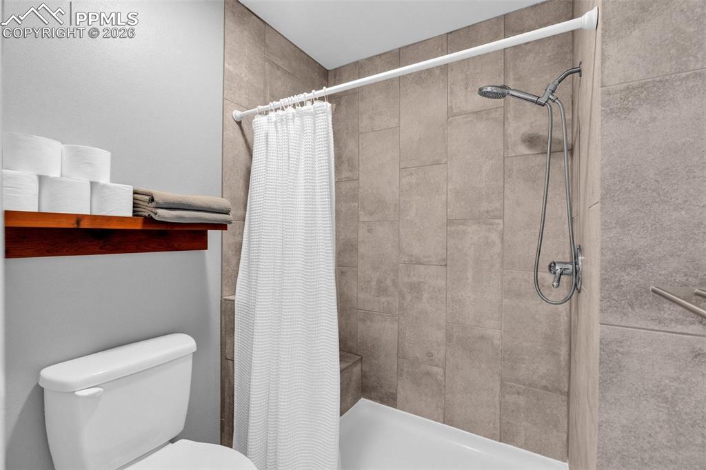 Image 25 of 50: Bathroom