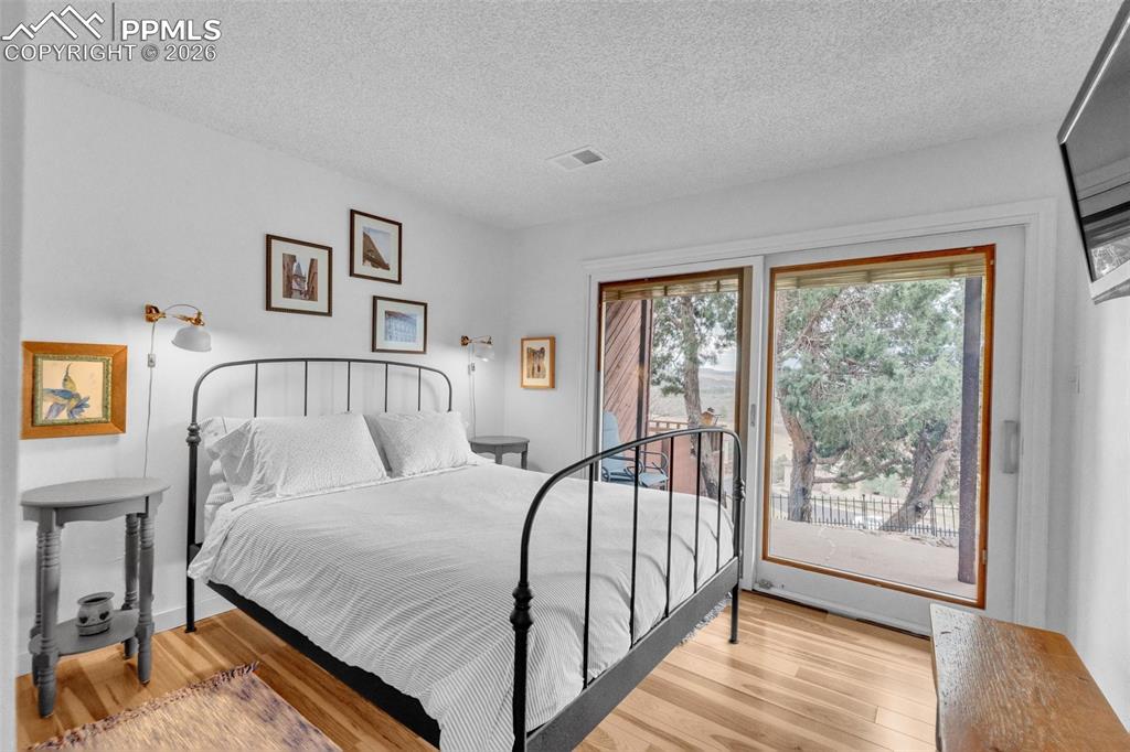 Image 38 of 50: Bedroom