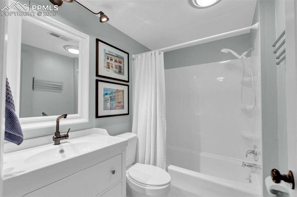 Image 39 of 50: Bathroom