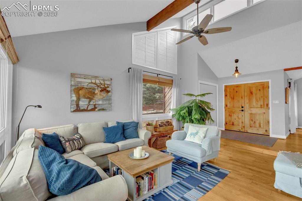 Image 7 of 50: Living Room