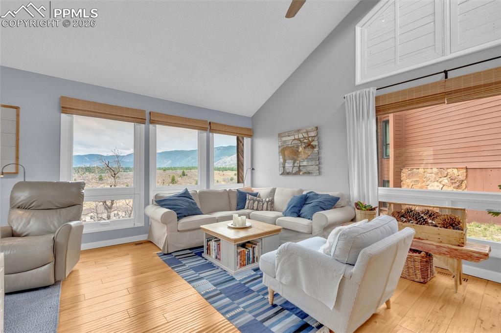 Image 8 of 50: Living Room