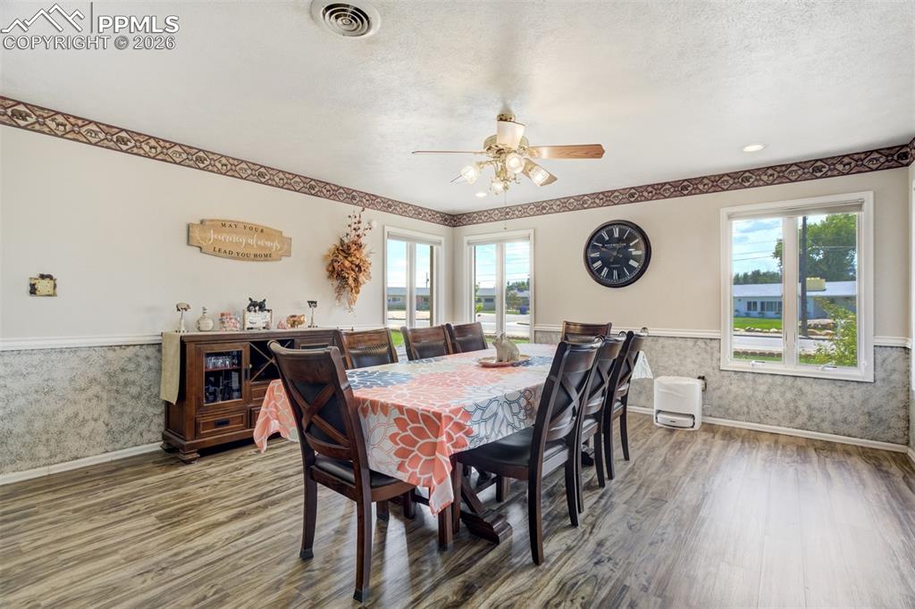 Image 14 of 50: Dining Area