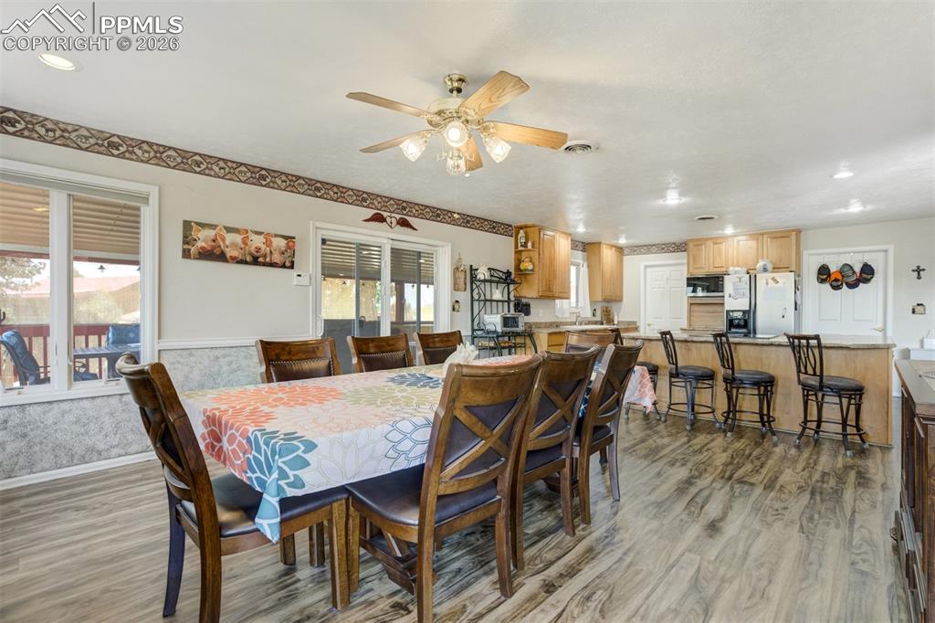 Image 15 of 50: Dining Area