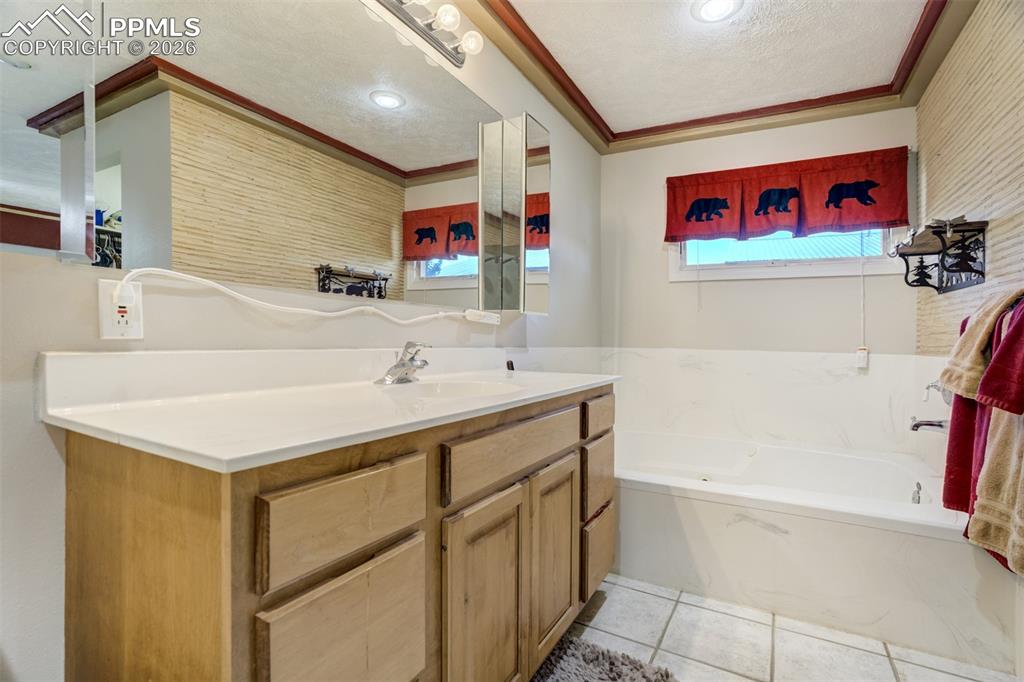 Image 20 of 50: Bathroom