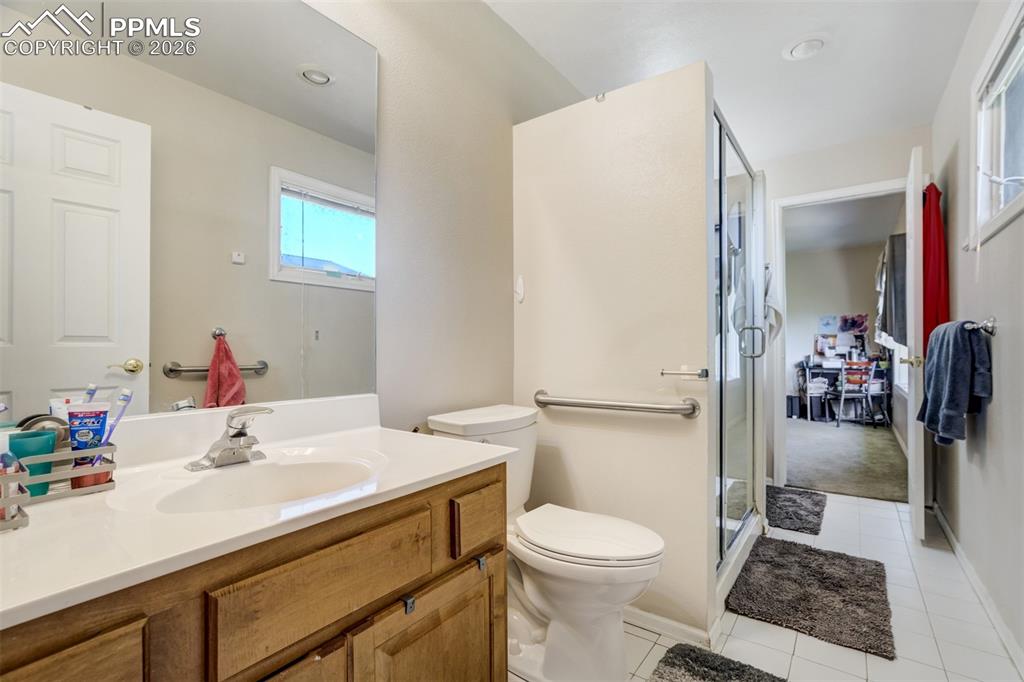 Image 24 of 50: Bathroom