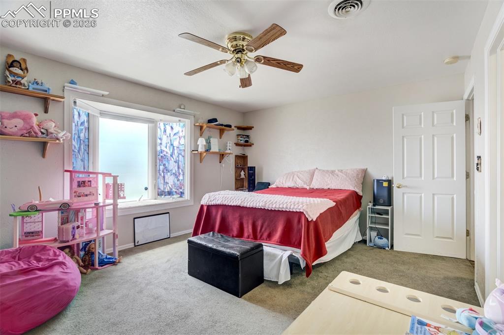 Image 25 of 50: Bedroom