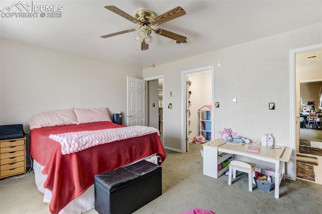 Image 26 of 50: Bedroom