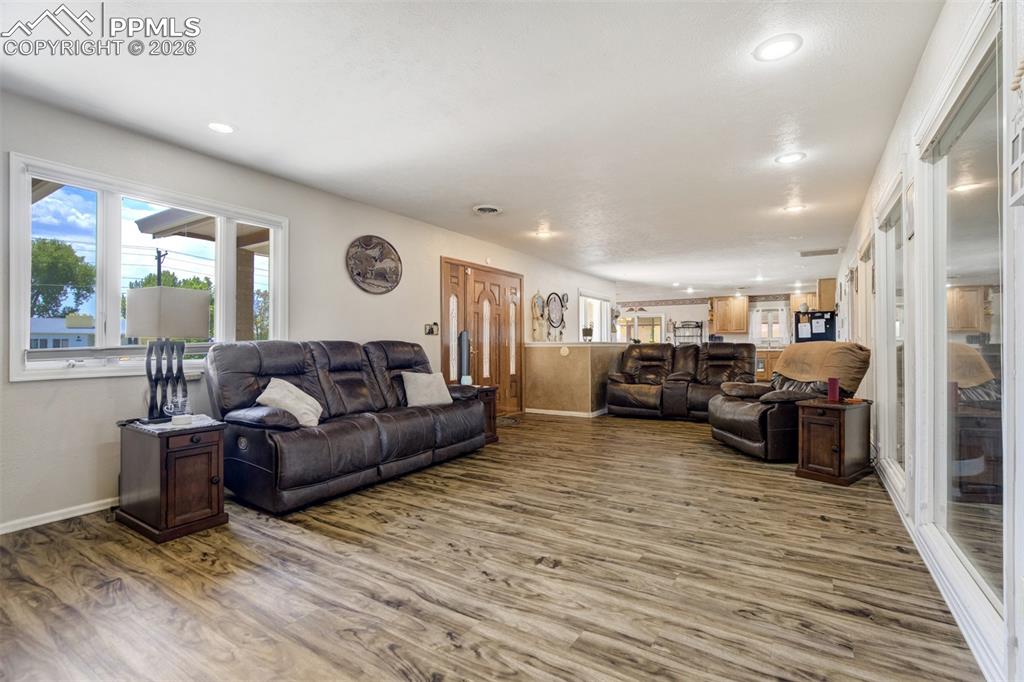 Image 8 of 50: Living Room