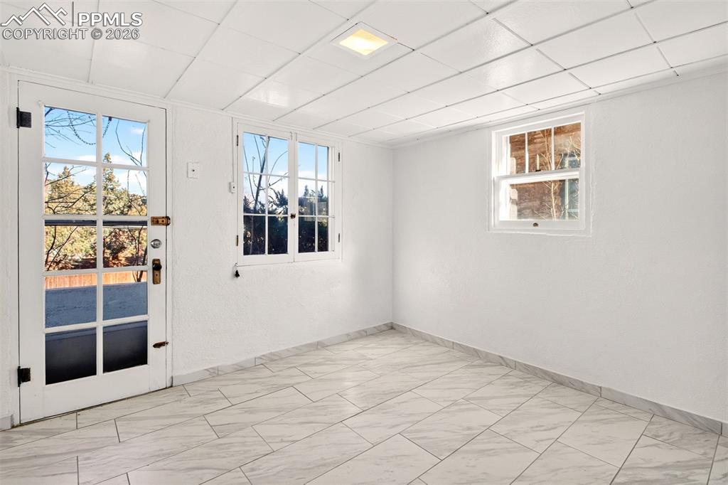 Image 20 of 37: Living Room