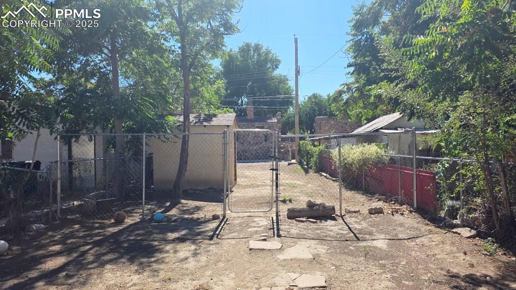 Image 17 of 18: Yard