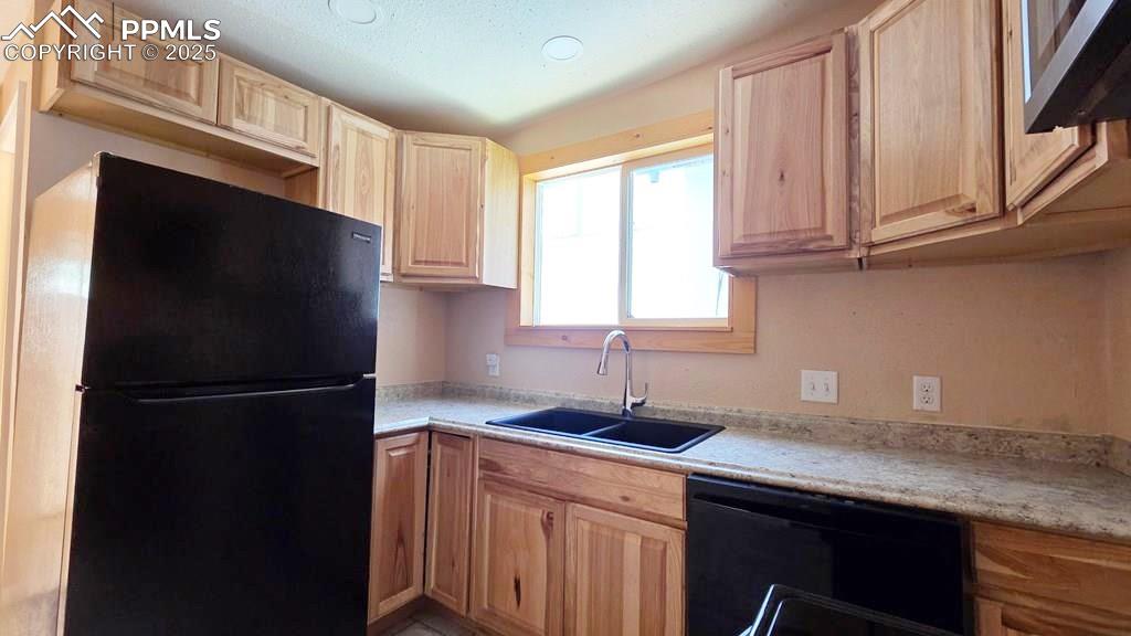 Image 8 of 18: Kitchen