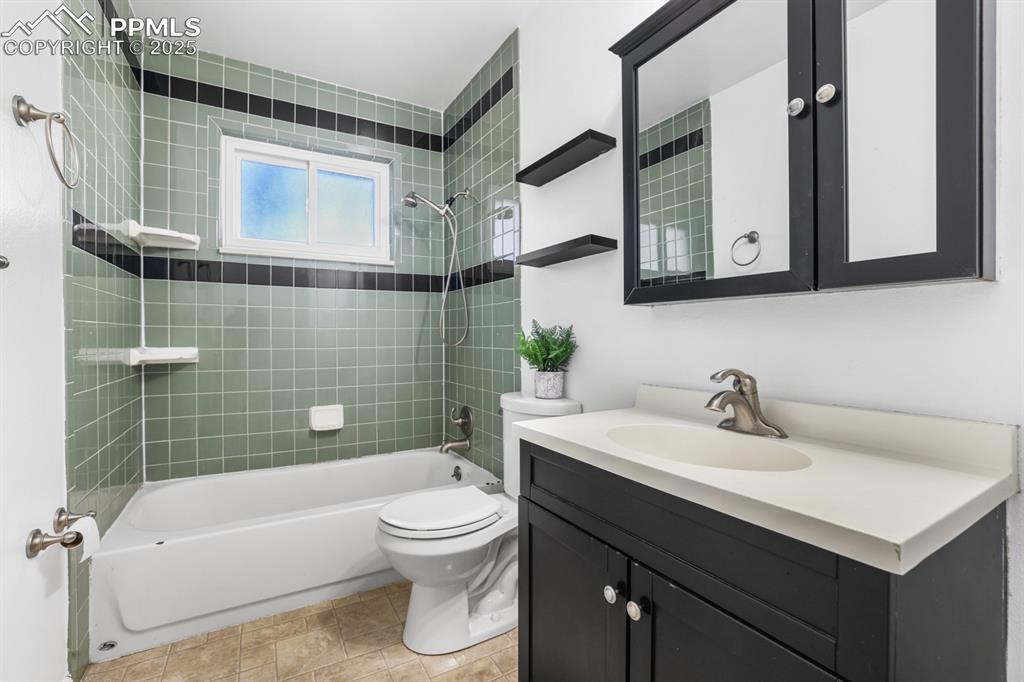 Image 13 of 19: Full bathroom