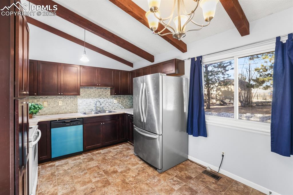 Image 7 of 19: Kitchen