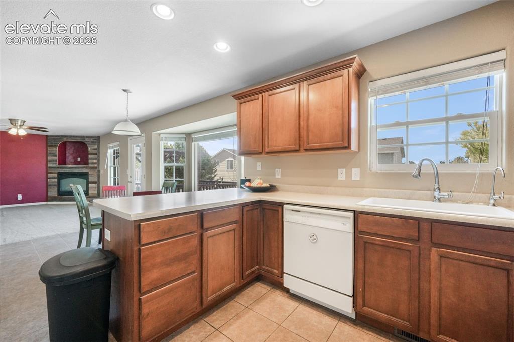 Image 11 of 49: Dining Area