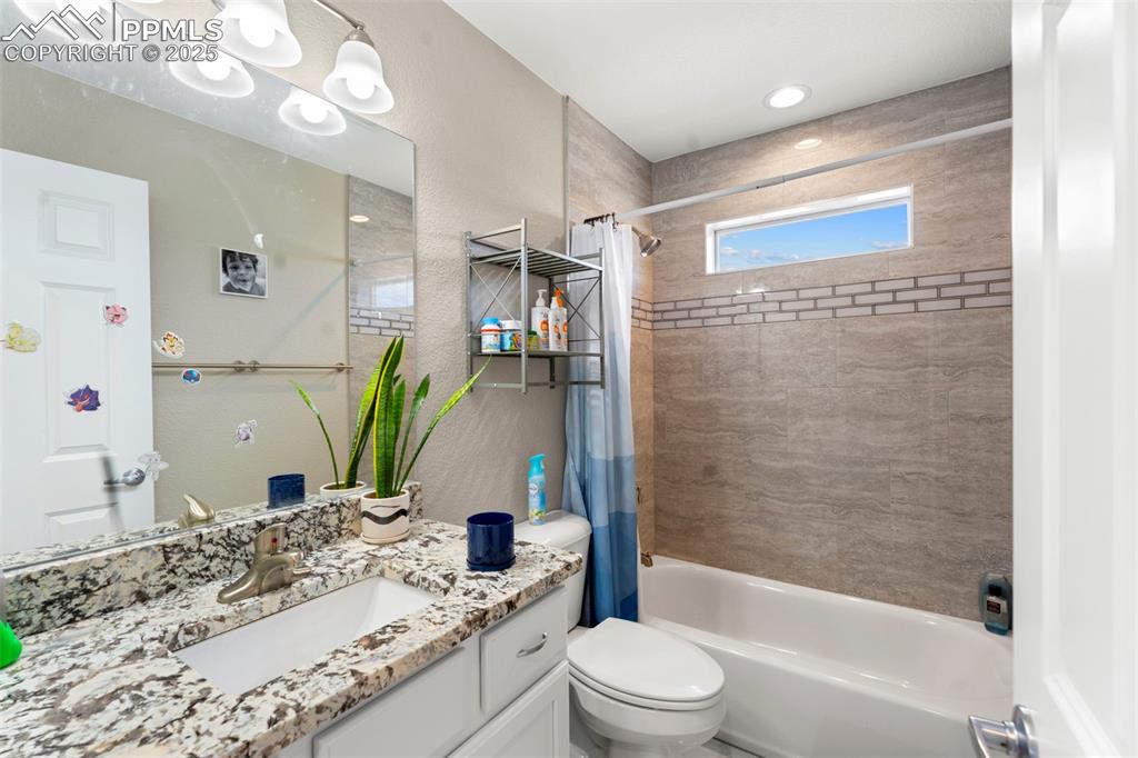 Image 19 of 34: Bathroom