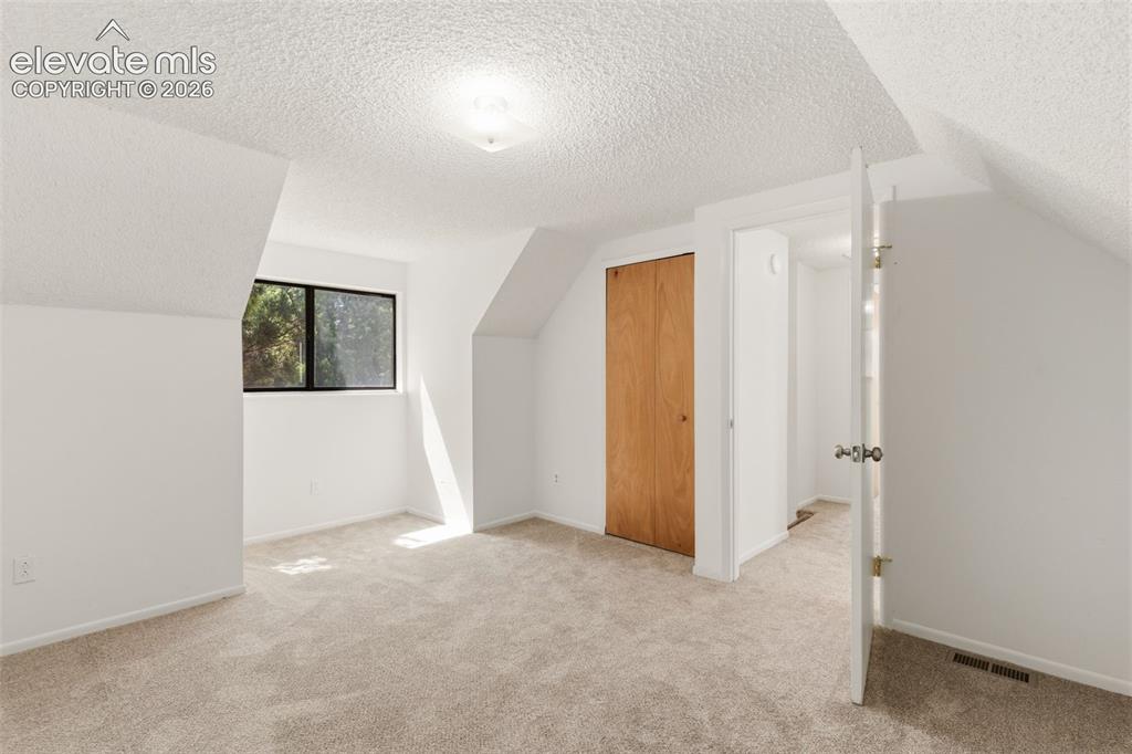 Image 16 of 31: Roomy upstairs bedroom 12