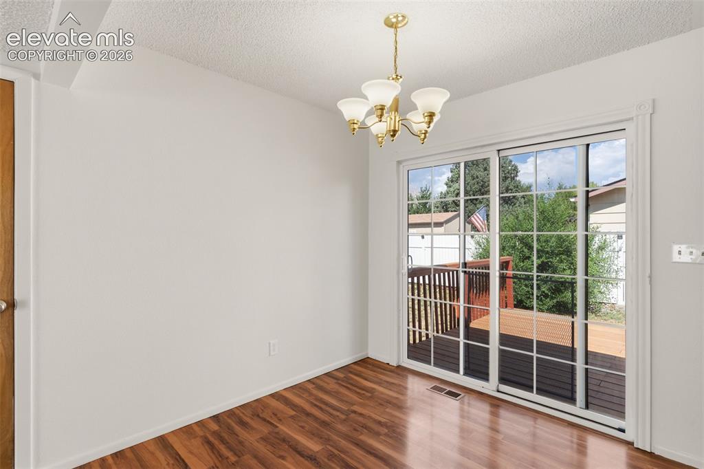Image 6 of 31: Walk-out dining area