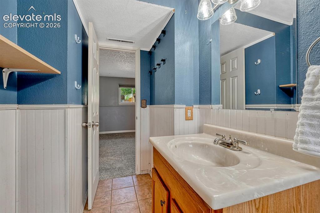 Image 21 of 50: Lower Level Full Bathroom.