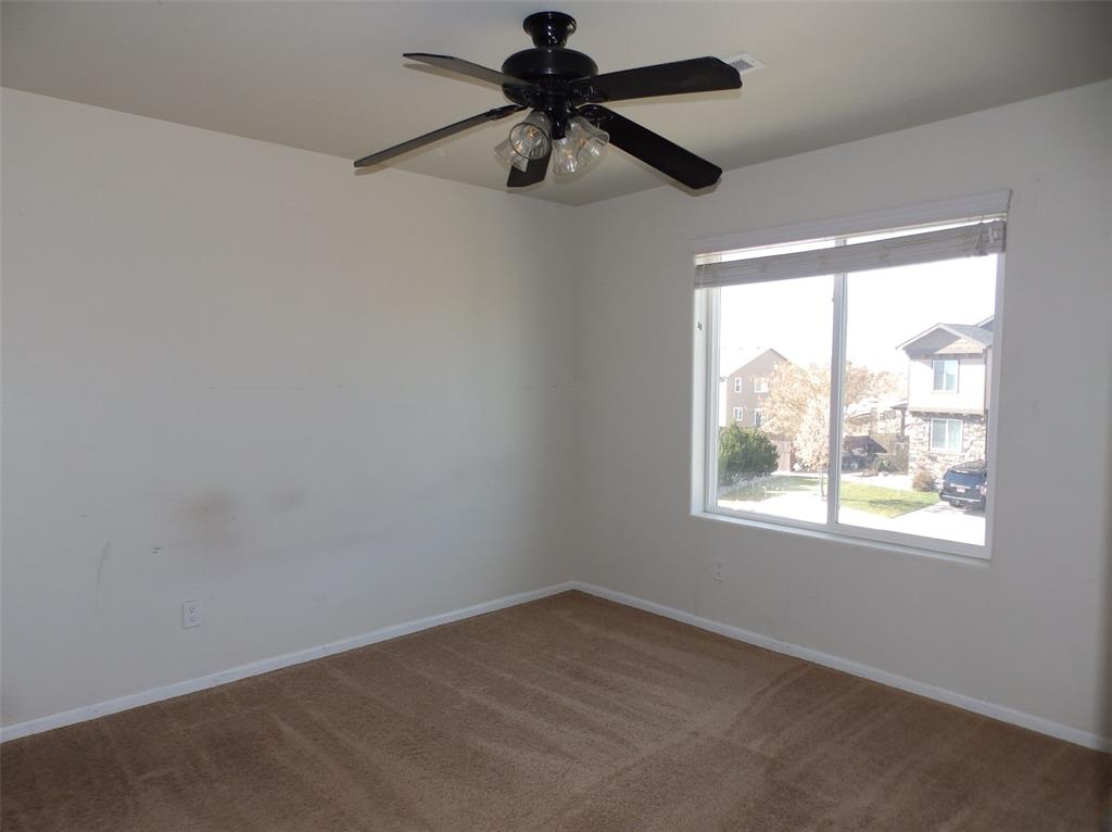 Image 11 of 16: Bedroom