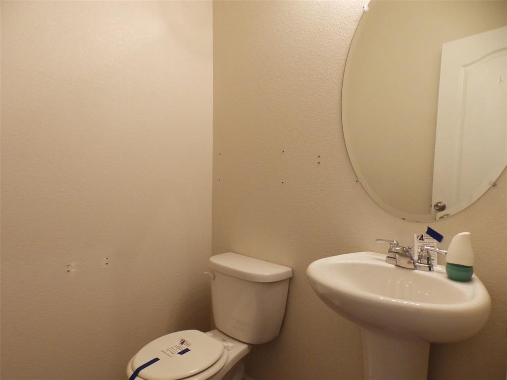 Image 5 of 16: Bathroom