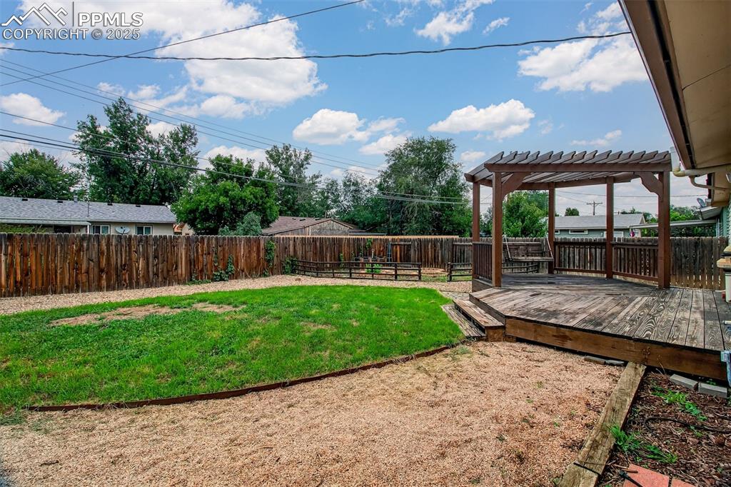 Image 17 of 22: Yard