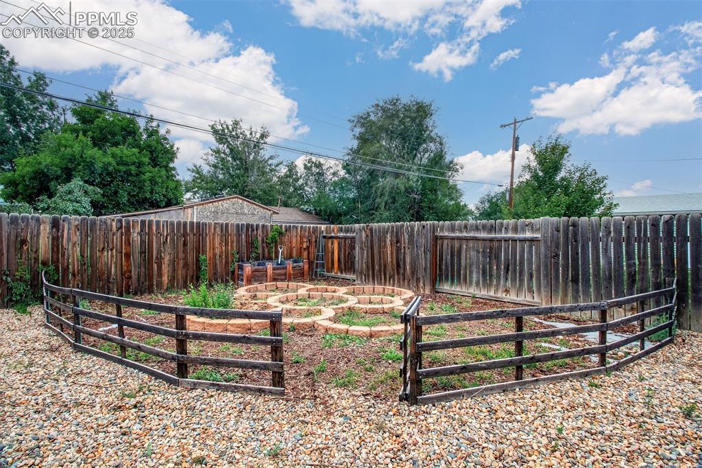 Image 20 of 22: Yard