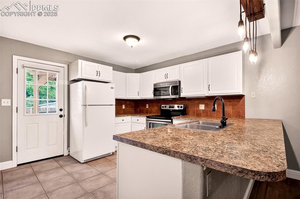 Image 6 of 22: Kitchen