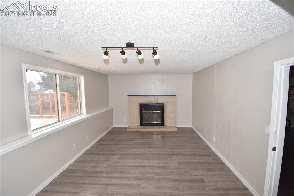 Image 5 of 14: Living Room