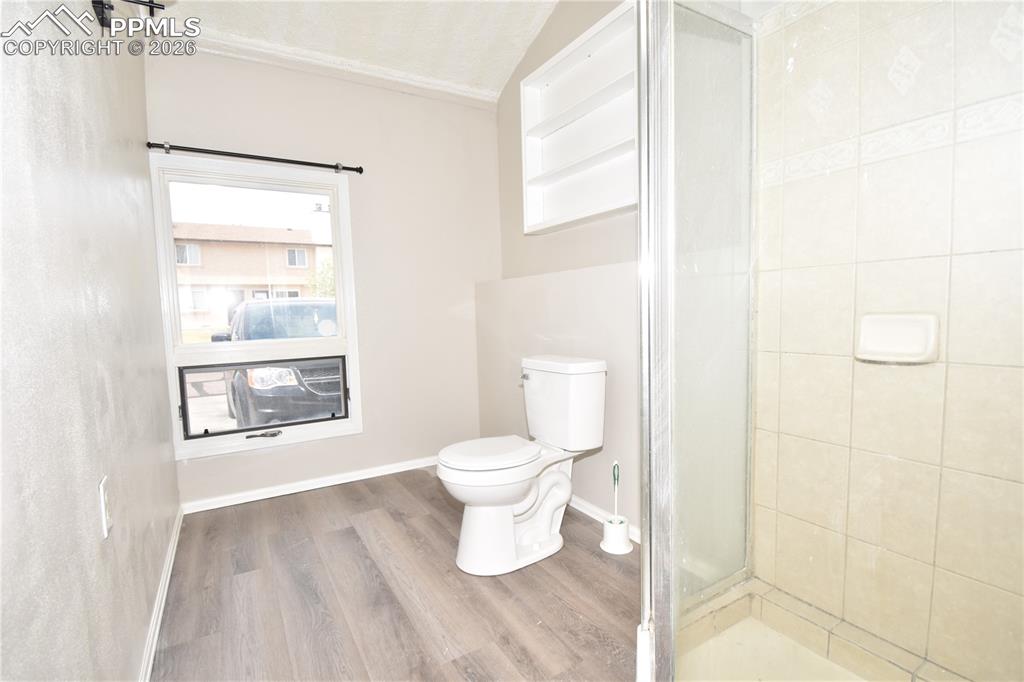 Image 7 of 14: Bathroom