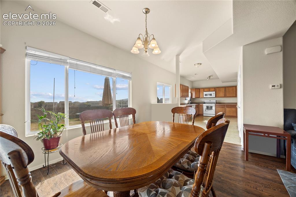 Image 10 of 34: Dining Area